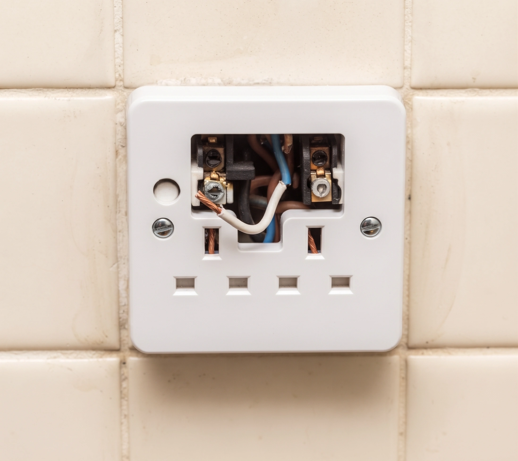 The same outlet replaced with a new socket on properly torqued connections