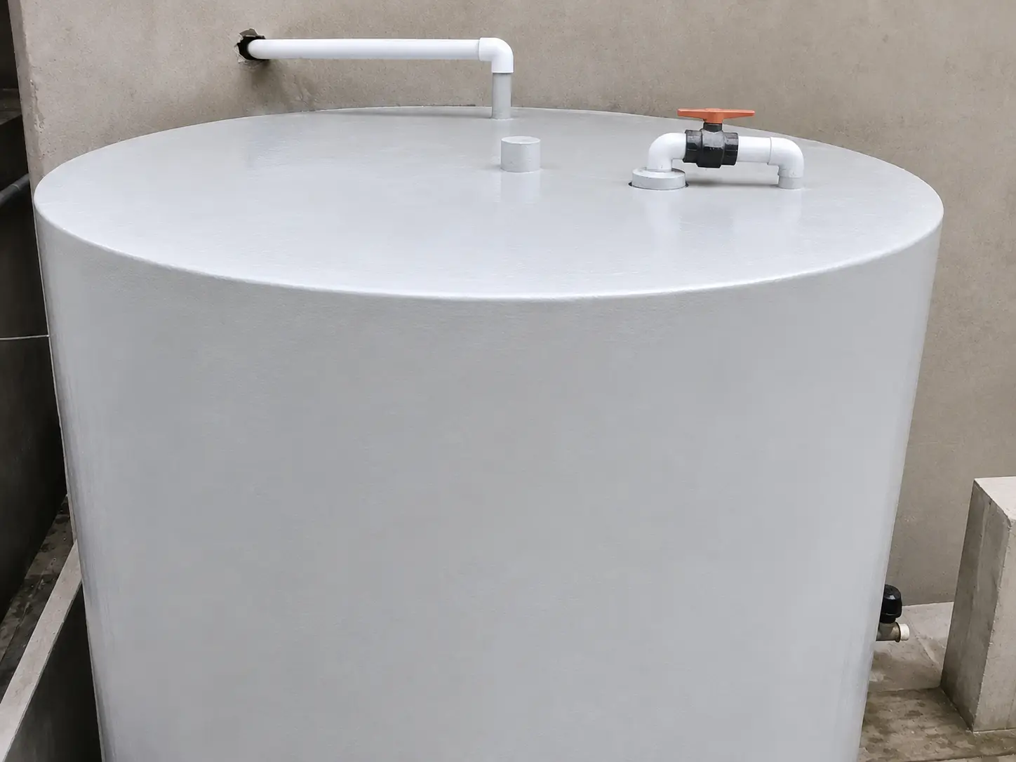 The same tank after cleaning and disinfection, refilled clean